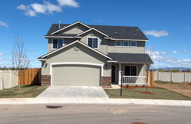 Super Meridian Location!!! Many upgrades, gorgeous  4 bedroom 2.5 bath fenced yard. Community Pool