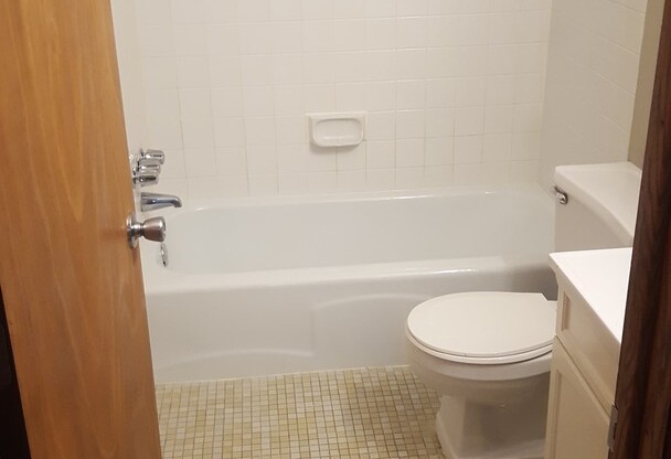 2 beds, 1 bath, 875 sqft, $1,460, Unit 241-102
