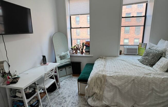 2 beds, 1 bath, $3,999, Unit 5A