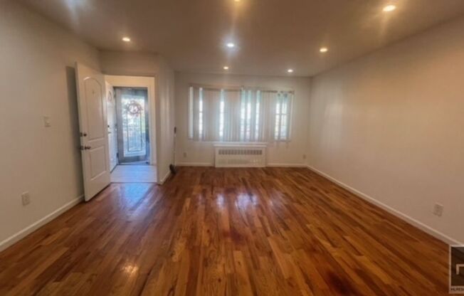 2 beds, 1 bath, $2,800, Unit 2