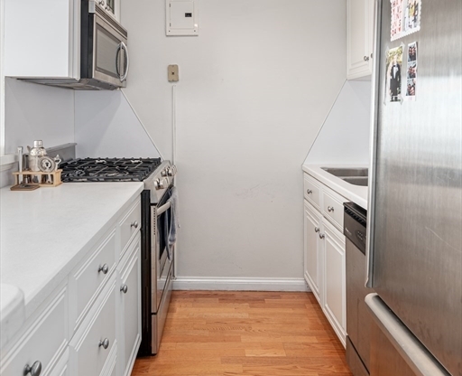 1 bed, 1 bath, 863 sqft, $4,000, Unit 40E