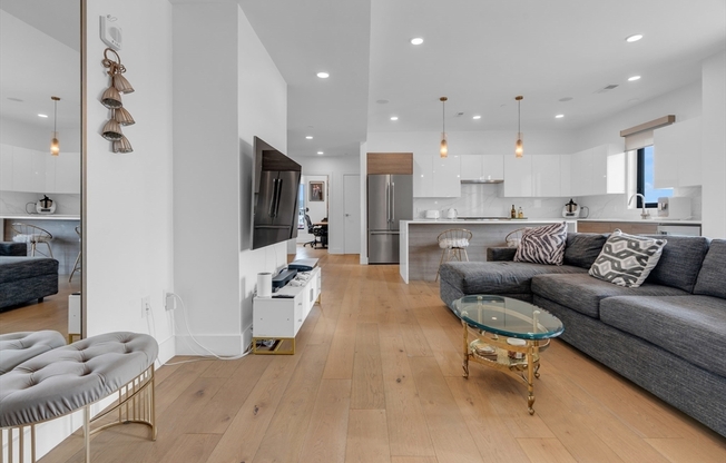3 beds, 2 baths, 1,391 sqft, $5,500, Unit PH702
