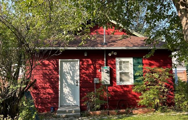 Charming Furnished 1BR Home with Garage & Yard – Country Feel in the City