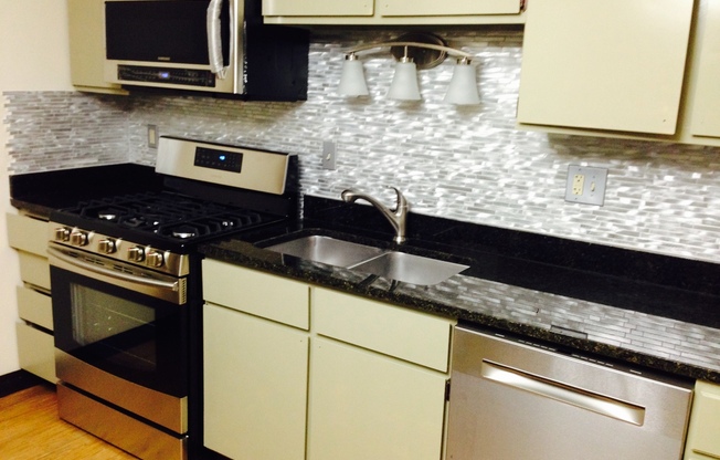 1 bed, 1 bath, 715 sqft, $1,095, Unit PTE 205