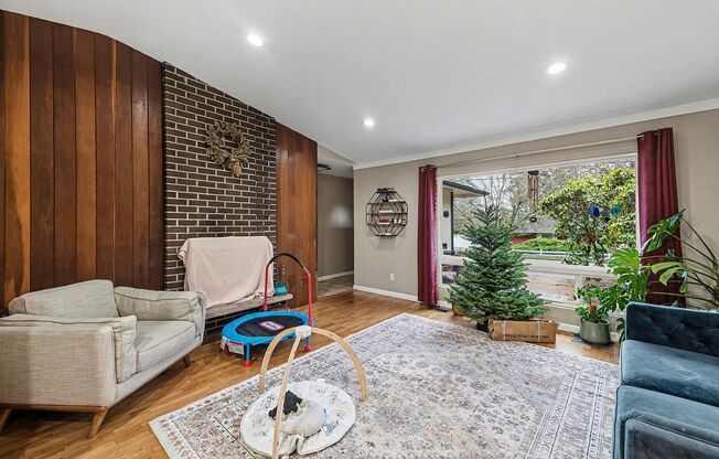 Charming 3-Bedroom Single-Family Home in Bellevue - $3,600!!