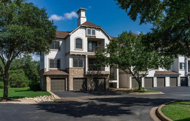 Bump, set, and spike just seconds from home with your own sand volleyball court at Alister Sunset Valley.