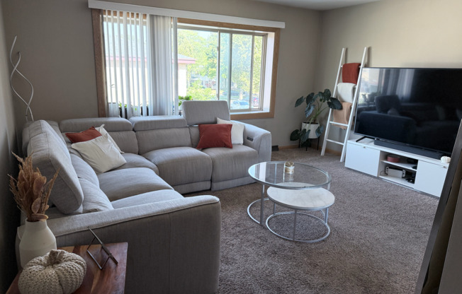 2 beds, 1 bath, $1,050, Unit 7