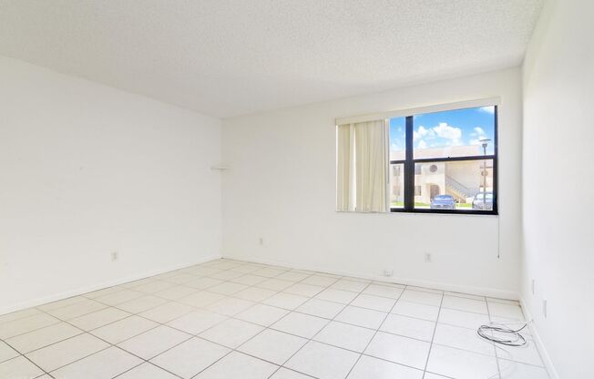 Spacious 1 bed 1 bath condo in Pembroke Pines! Unit will not LAST!