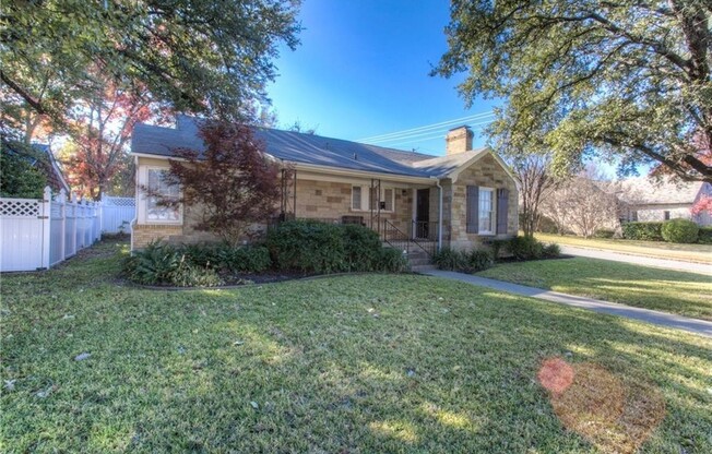 Delightful 3 bedroom, 2 bath home within walking distance of TCU- 76109