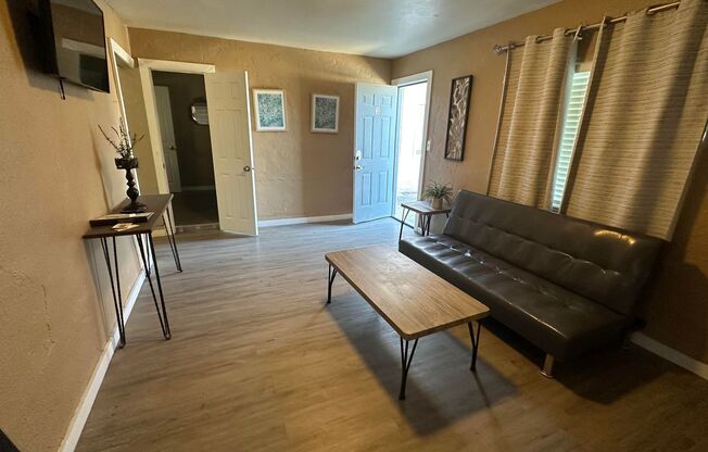 1 bed, 2 baths, $1,100, Unit 3