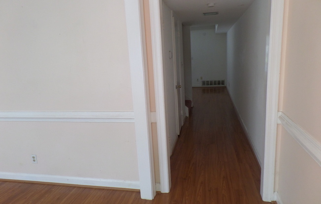 CORNER TOWNHOUSE/WOOD FLOORS/EXTRA WINDOWS -- WFU AREA!