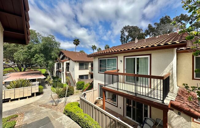 Indulge in coastal living in this beautiful 2bd 1ba Condo located in La Jolla area close to UCSD!