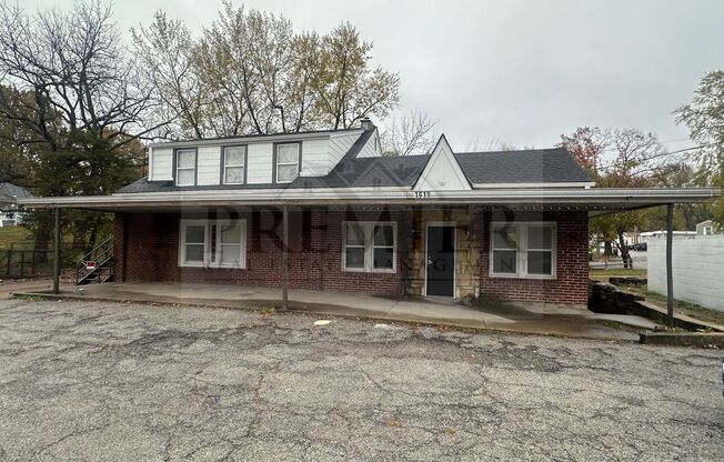 1619 N Liberty Street -Unit 1 Downstairs Independence, MO 64118/ Recently Remodeled/ 3 Bedroom 2 bath/ Duplex Ground Unit