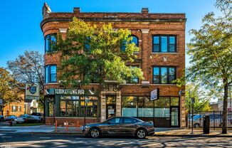 3135 W Montrose Ave