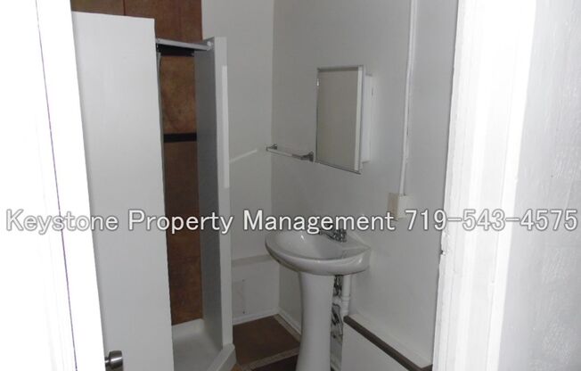 1/2 OFF 1st MONTHS RENT!!!  Centrally Located 1 Bedroom/1 Bath 2nd Floor Apartment - $725/$725