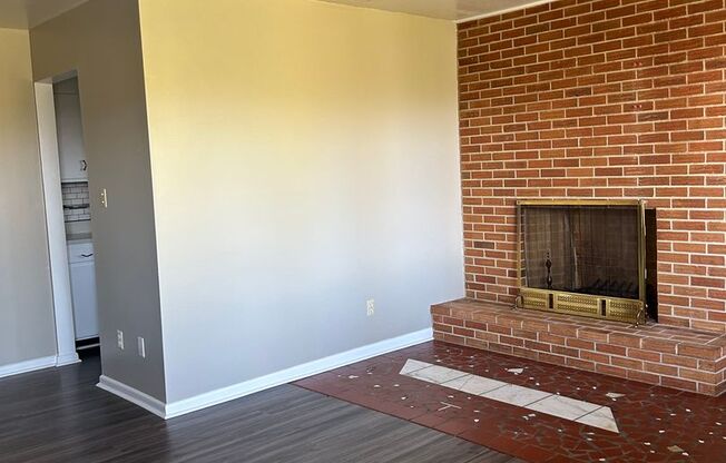 2 beds, 1 bath, $1,300, Unit Apt A