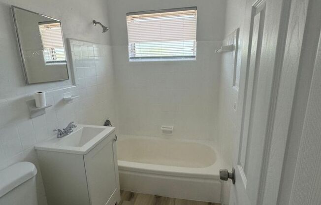 Studio, 1 bath, 400 sqft, $1,300, Unit 9