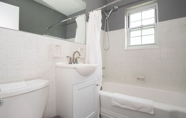 2 beds, 1 bath, 725 sqft, $1,799, Unit B201