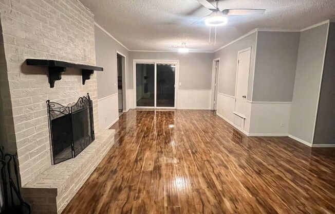 3 beds, 1.5 baths, 1,253 sqft, $1,550, Unit 2105 South Ash Ave