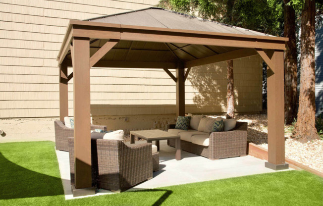 2 beds, 1 bath, 850 sqft, $1,795, Unit 215 - Stainless Package