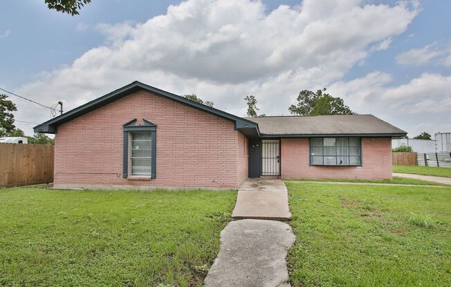 Inviting 3-Bedroom Retreat: Move-In Ready!