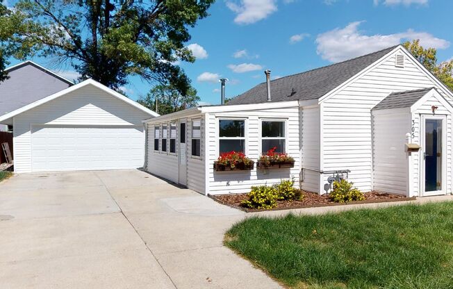 AVAILABLE AUGUST 1st! Cute Bungalow, Recently Updated