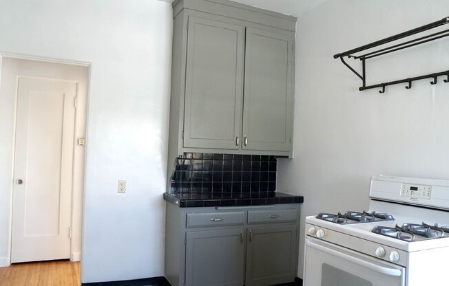 2 beds, 1 bath, 750 sqft, $2,250, Unit 845 Belmont Ave