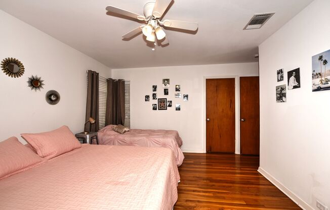 2 beds, 1 bath, $1,400, Unit UNIT # E