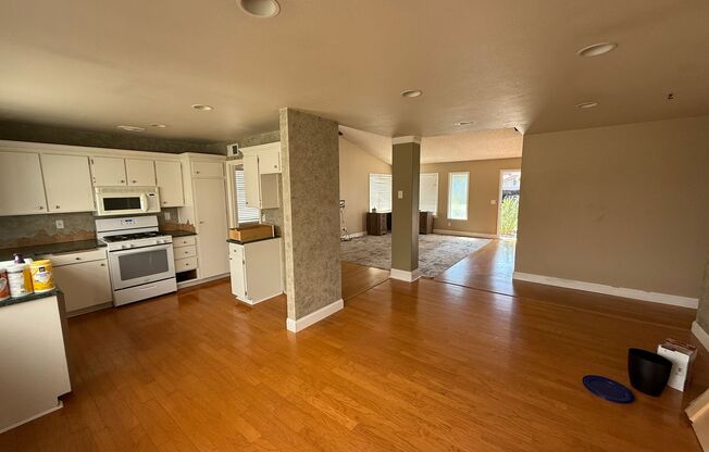 New Photos! Lovely One Level home in Valencia!