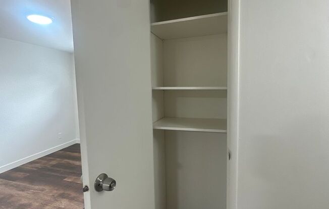 2 beds, 1 bath, 905 sqft, $1,300, Unit 5490-B