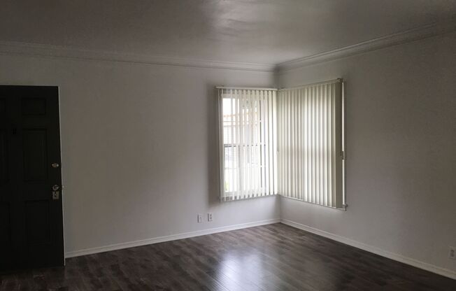 820-830 1/2 S. Serrano Ave