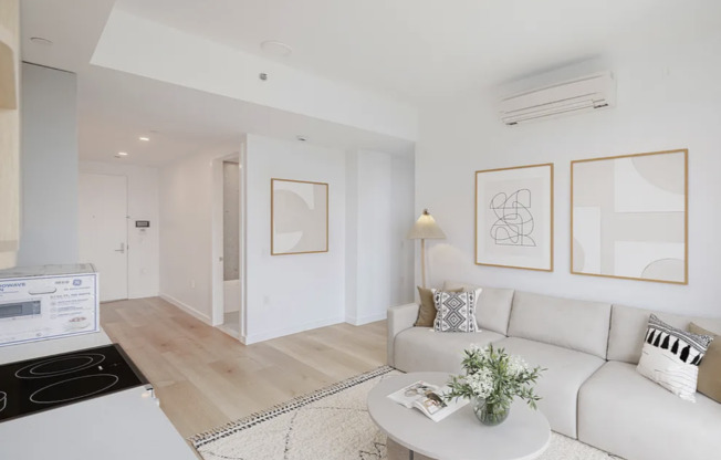 2 beds, 1 bath, $3,200, Unit 9E