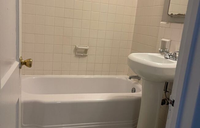 2 beds, 1 bath, 820 sqft, $1,300, Unit 03C
