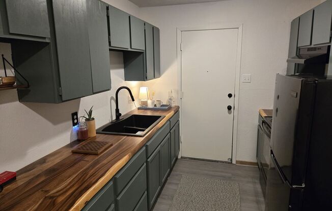 Super cute and recently remodeled duplex -walking distance to Magnolia