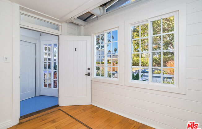 700 ANGELUS PL