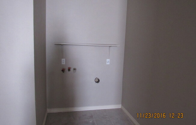 3 beds, 1 bath, 700 sqft, $725, Unit B