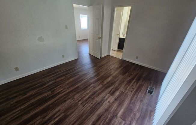 2 beds, 1 bath, 700 sqft, $1,200