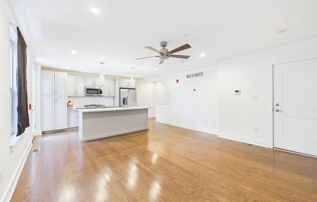 Beautiful modern bright 2 bed 1 bath with private patio