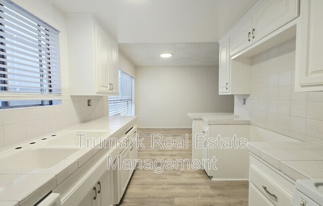 210 W TUJUNGA AVE