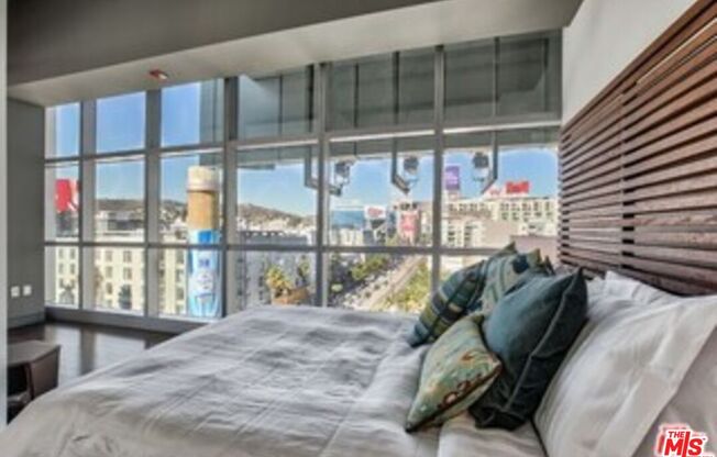 1 bed, 1 bath, 858 sqft, $4,545, Unit 1403