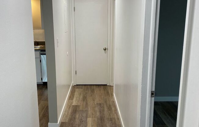 2 beds, 1 bath, 760 sqft, $1,100, Unit 31