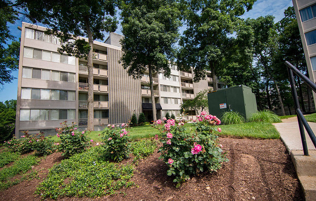 Heritage Park Apartments Building Landscaping