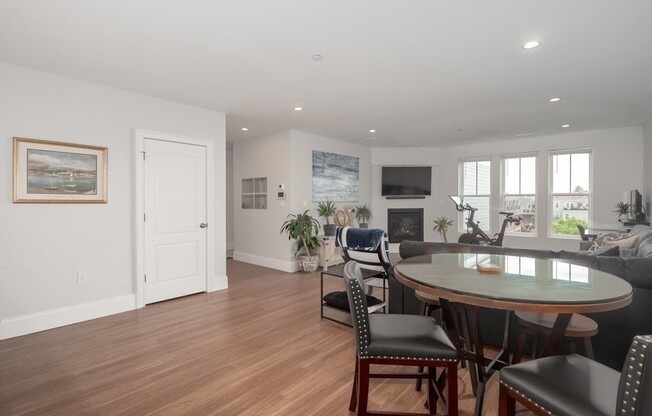 3 beds, 2 baths, 1,558 sqft, $6,000, Unit 21
