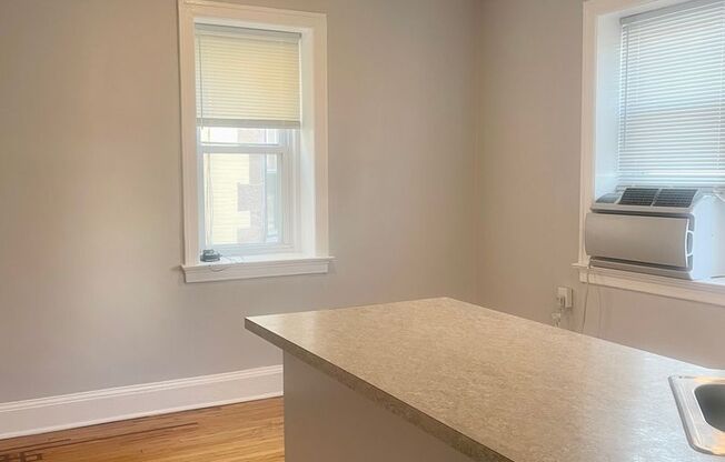 2 beds, 1 bath, 600 sqft, $1,350, Unit 1J