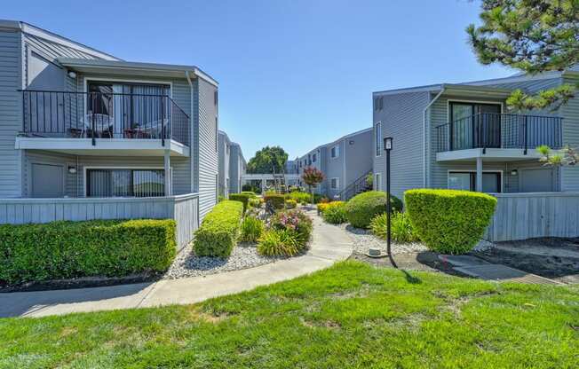 the preserve at ballantyne commons apartments courtyard and balconies