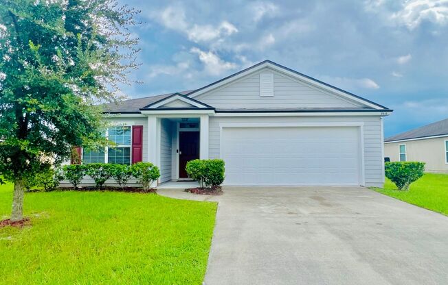 Beautiful 3 bedroom home with 2 bathrooms located in St James Place in North Jacksonville!!