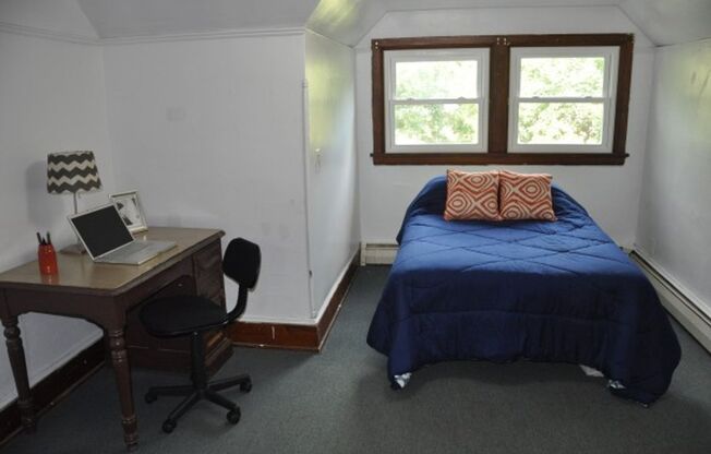 3 beds, 1 bath, $2,100, Unit 118-3
