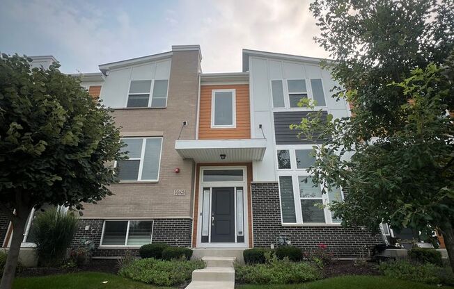 3s625 Camden St, Warrenville, IL 60555