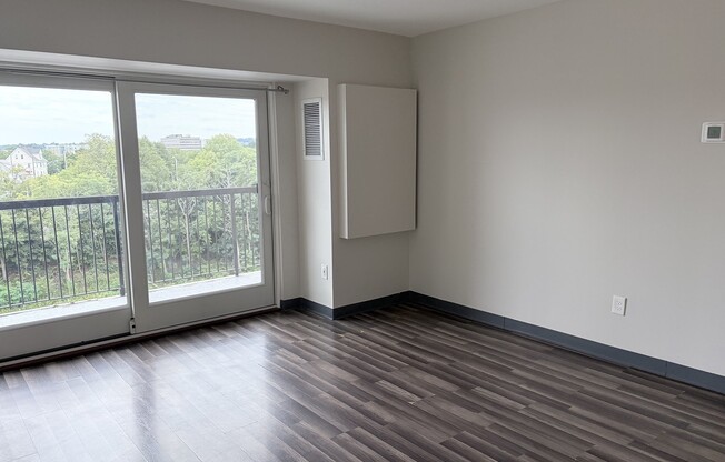 2 beds, 1 bath, 760 sqft, $2,300, Unit 605