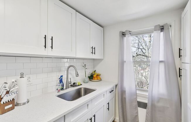 2 beds, 1 bath, 900 sqft, $1,225, Unit 136